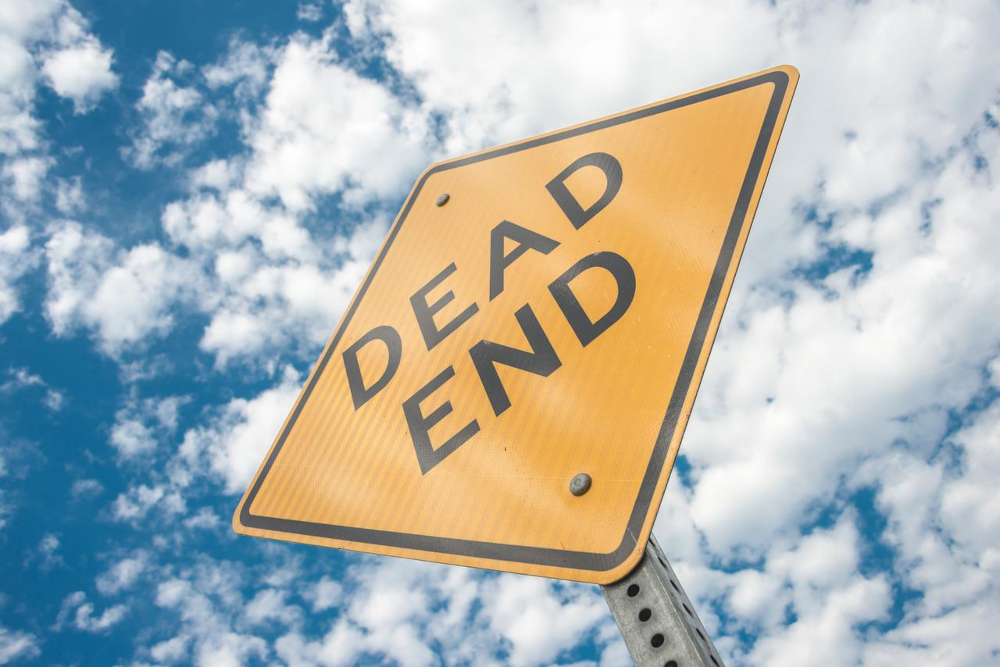 A yellow Dead End road sign against a blue sky with clouds, representing the dead end that Kentucky sports betting & online poker bill HB 606 met when it went  before the senate. Supporters hope next year might fare better for expanding gambling in KY.