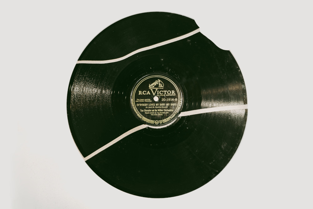 black and white vinyl record that has been broken in several places, representing the broken records the US online casino and poker industry set in march
